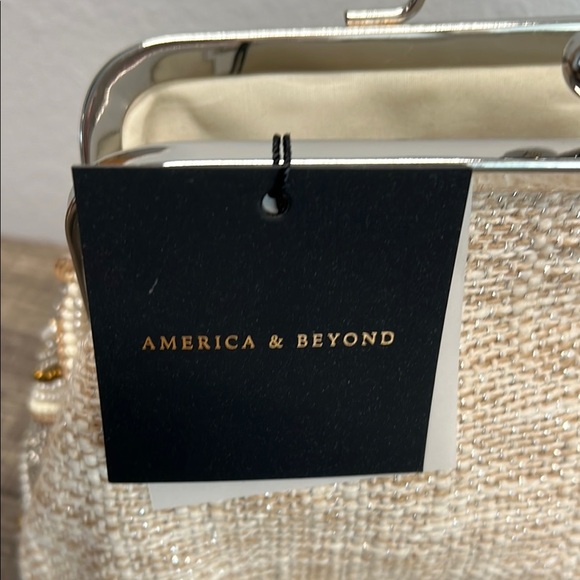 Beaded Cream & Gold Clutch w/ Crossbody Strap ✨ - Picture 2 of 11